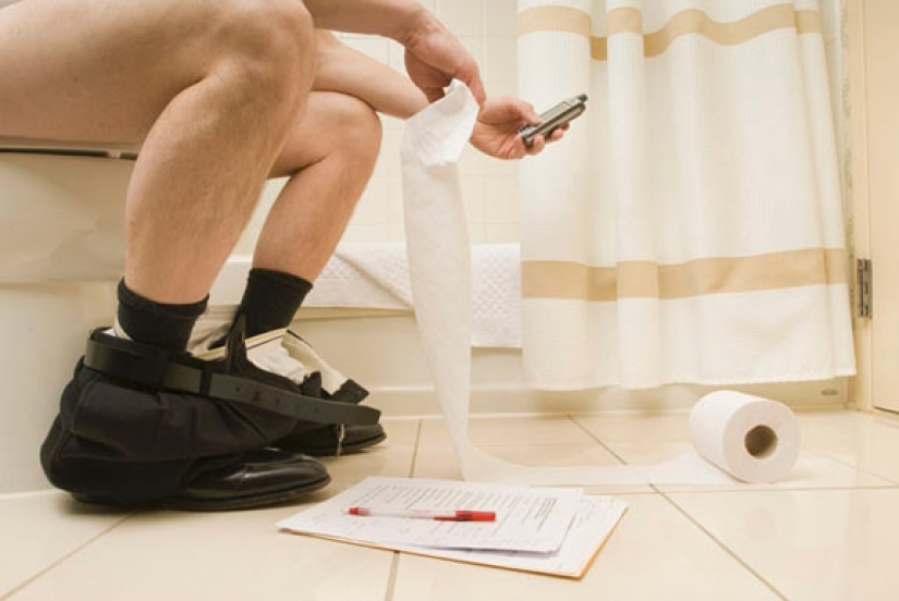 5 important reasons not to take your smartphone to the toilet