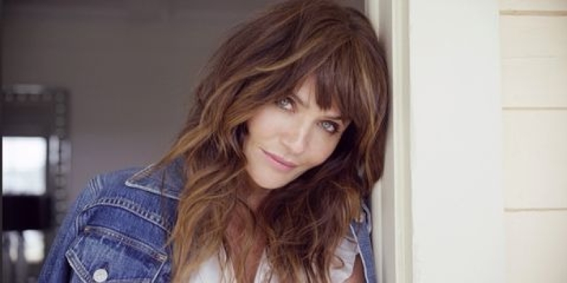 50-year-old Helena Christensen looks amazing in a new candid photo shoot