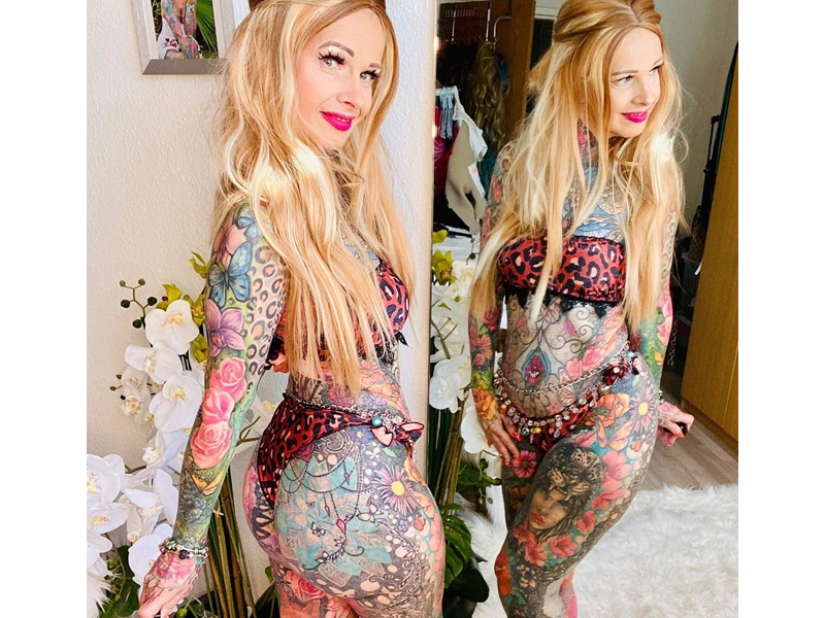 55-year-old woman covered her entire body with colorful tattoos! A photo
