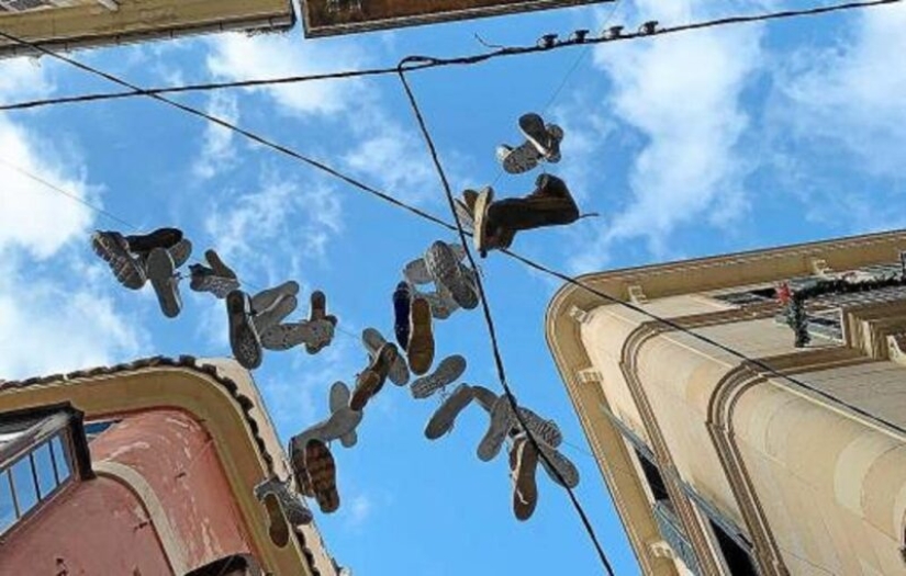 6 teorías que explican la extraña costumbre de colgar zapatos en cables