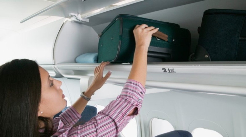 7 cosas que los asistentes de vuelo aprenden "imperceptiblemente" sobre los pasajeros al abordar un vuelo