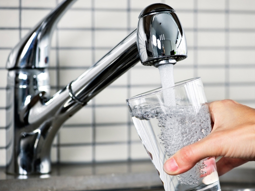 7 razones para nunca volver a beber agua embotellada