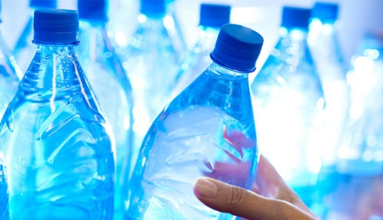 7 razones para nunca volver a beber agua embotellada