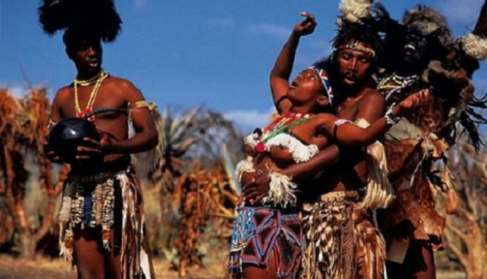 7 tradiciones salvajes de la noche de bodas en el Tercer mundo