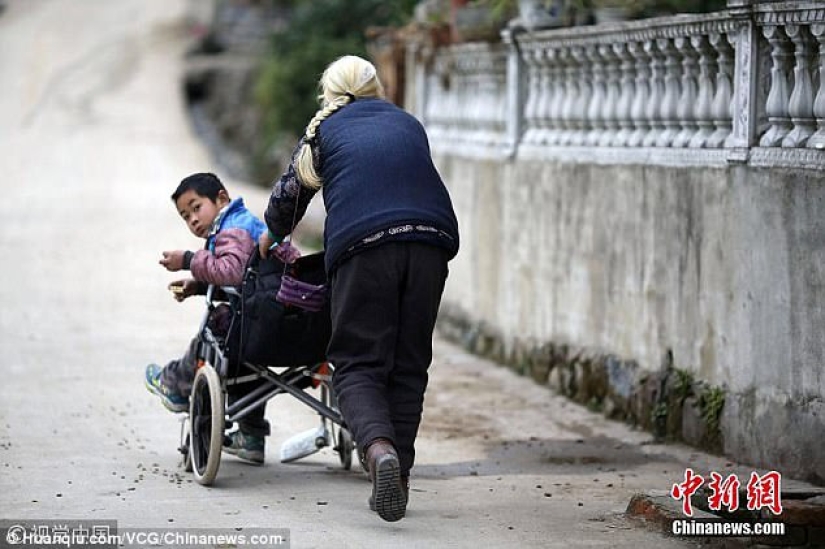 76-year-old grandmother walks 24 kilometers every day to take her disabled grandson to school