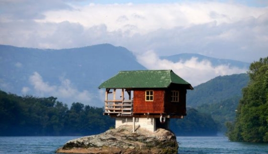 9 Houses Built In Seemingly Impossible Places