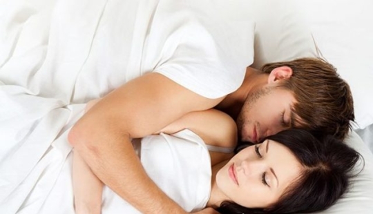 9 things happy couples do before bed
