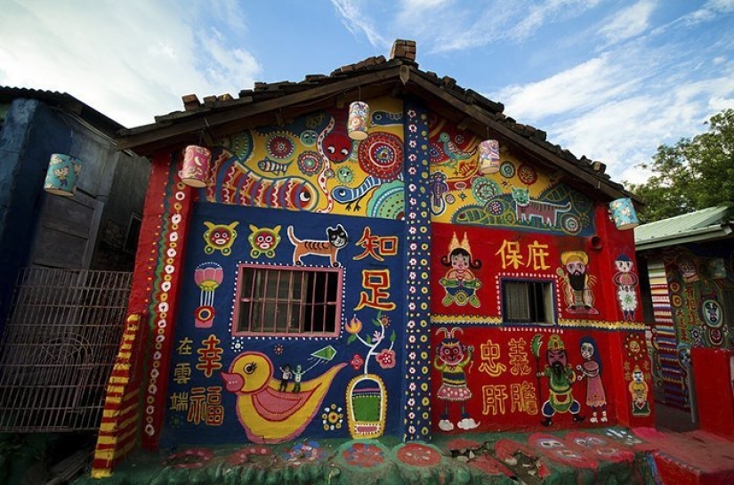 96-year-old Taiwanese saved the village from demolition, turning it into a rainbow attraction