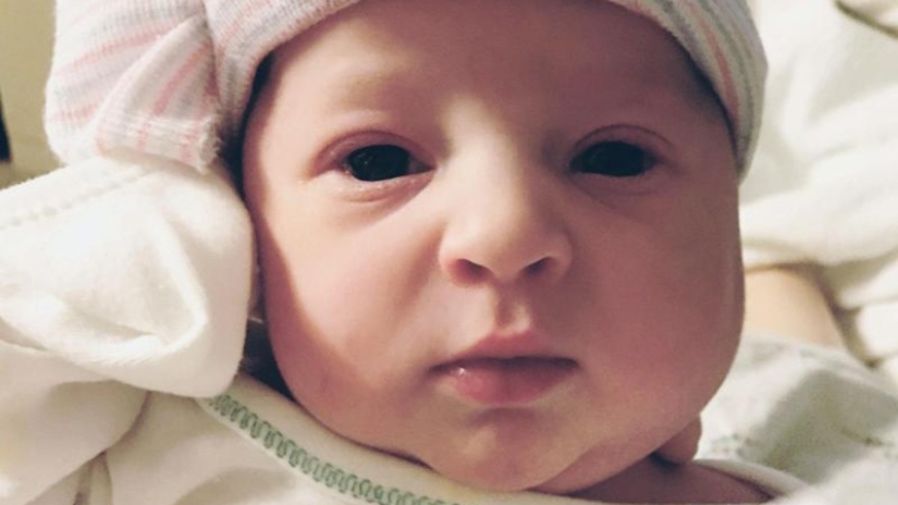 A 26-year-old woman gave birth to a baby conceived a quarter of a century ago