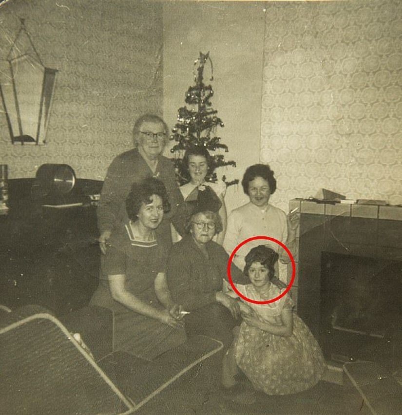 A British family has been decorating the same Christmas tree for 100 years