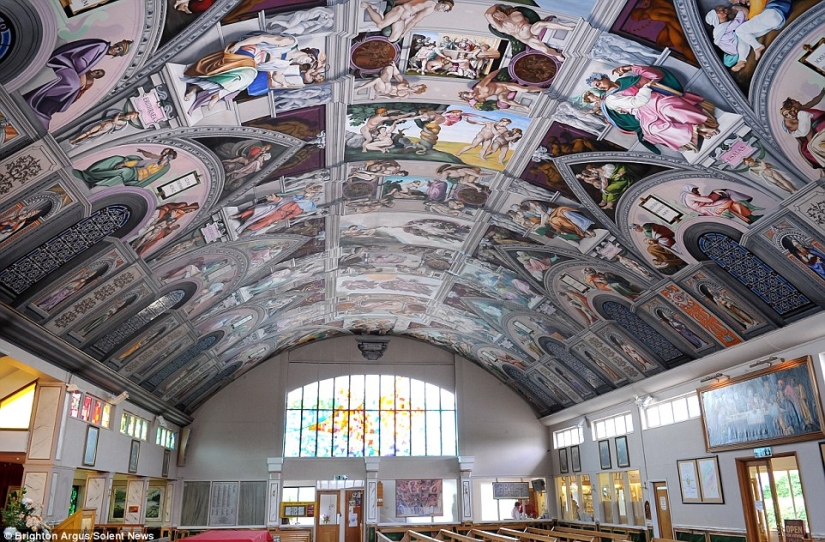 A British priest copied exactly the painting of the Sistine Chapel in five years