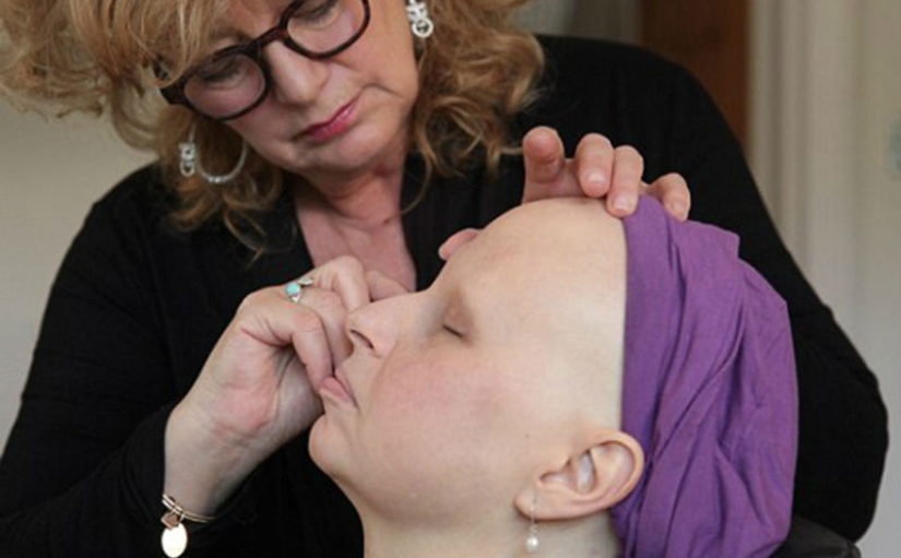 A British woman dying of cancer had a beautiful make-up and shooting done a couple of weeks before her death
