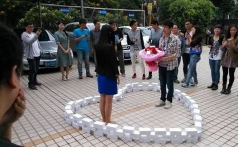 A Chinese man laid out a heart of 25 iPhone X to propose to a girl, and she agreed