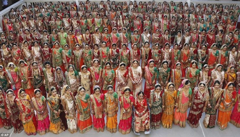 A diamond magnate in India arranged a wedding for 250 poor couples at once, and it turned out luxuriously