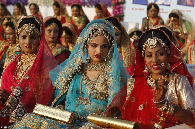 A diamond magnate in India arranged a wedding for 250 poor couples at once, and it turned out luxuriously