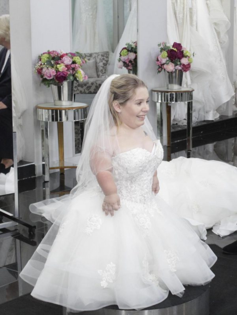 A fairy tale for Thumbelina: a midget bride has finally found the wedding dress of her dreams
