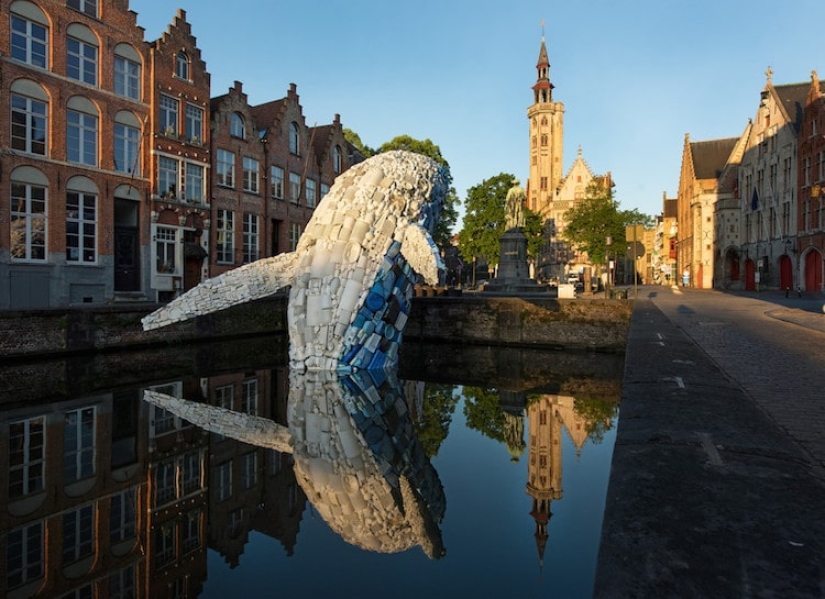 A four-story whale of five tons of garbage as proof that we are harming our planet too much