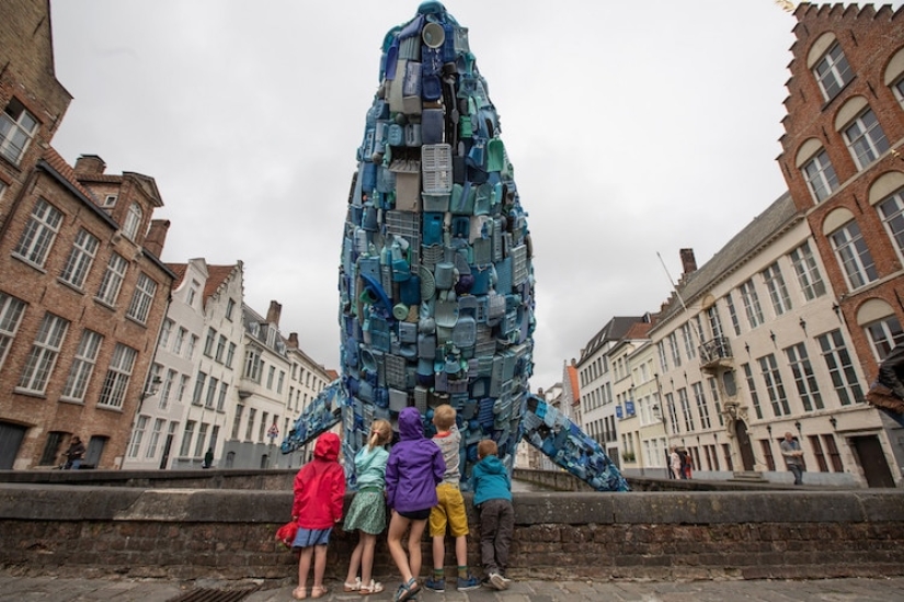 A four-story whale of five tons of garbage as proof that we are harming our planet too much