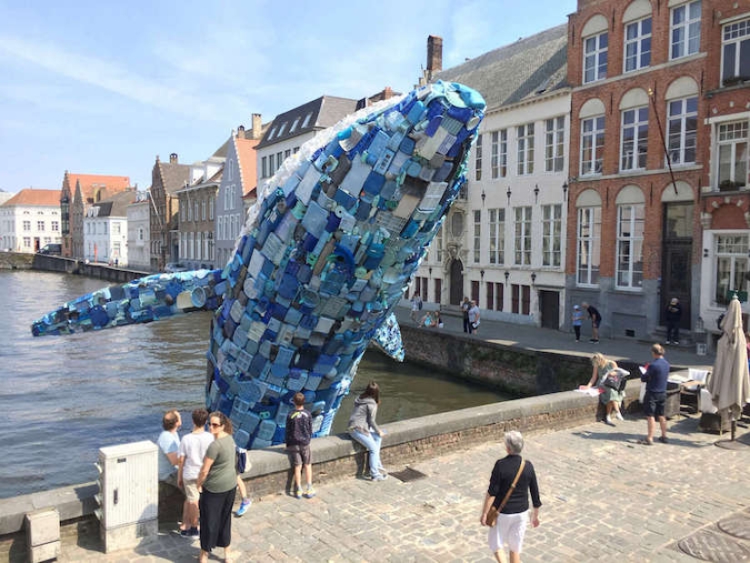 A four-story whale of five tons of garbage as proof that we are harming our planet too much