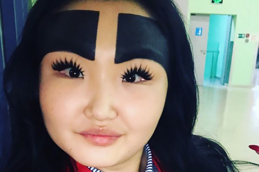 A girl from Yakutia with half-face eyebrows showed how she looks without makeup