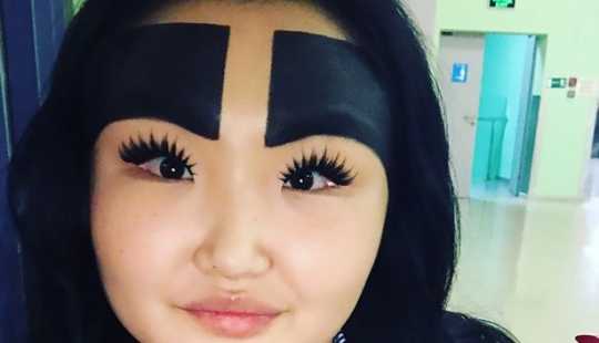 A girl from Yakutia with half-face eyebrows showed how she looks without makeup