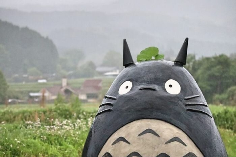 A grandfather and grandmother from Japan built a stop in the form of Totoro for their granddaughter