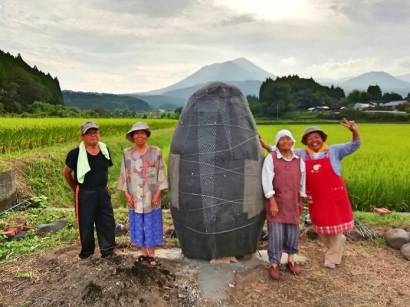 A grandfather and grandmother from Japan built a stop in the form of Totoro for their granddaughter