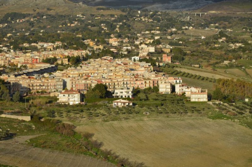 A house for the price of a kilogram of oranges: in a small Sicilian town, they sell housing for 1 euro
