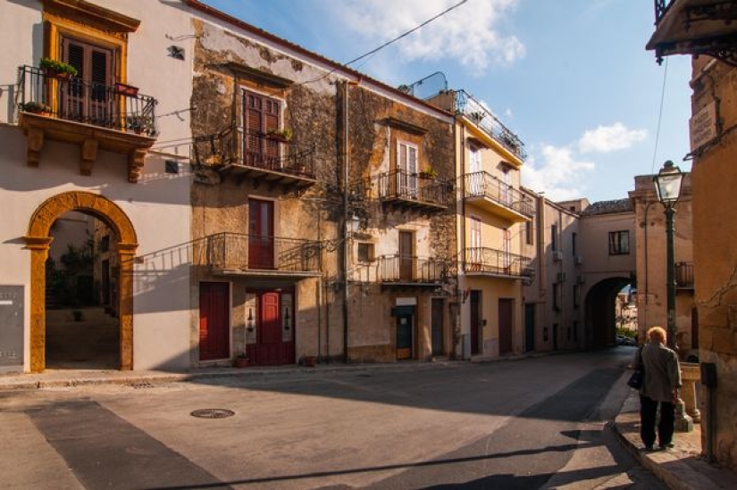 A house for the price of a kilogram of oranges: in a small Sicilian town, they sell housing for 1 euro