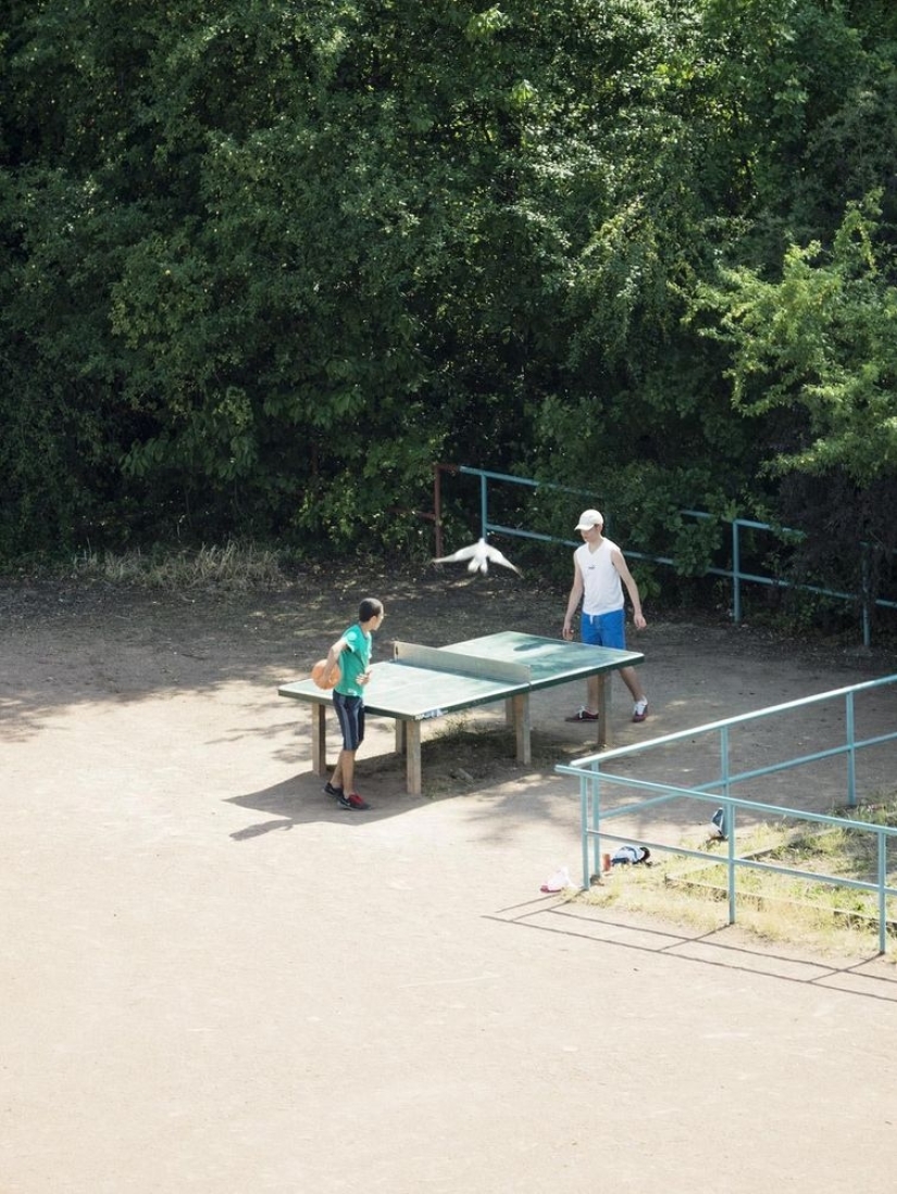 A Japanese man has been photographing a tennis table for five years, and people don't need it for ping-pong at all