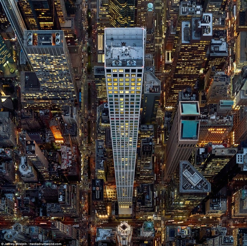 A look from the sky at the "Big Apple" and "City of Angels"