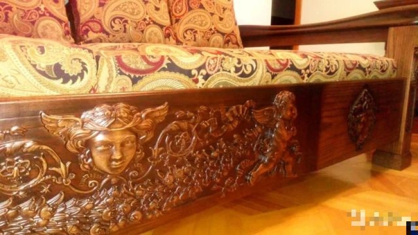 A man from Volgograd sells a sofa at an incredible price