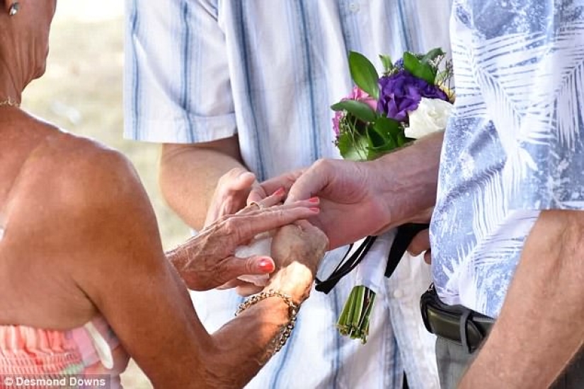 A man with Alzheimer's proposed to his wife, forgetting that they had been married for more than 30 years