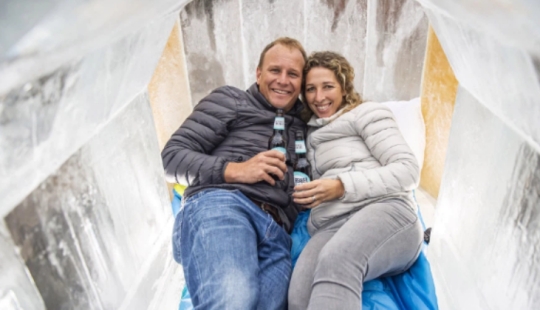 A mini-hotel made of frozen beer has been opened in London, where you can literally "get drunk" A mini-hotel made of frozen beer has been opened in London, where you can literally "get drunk"