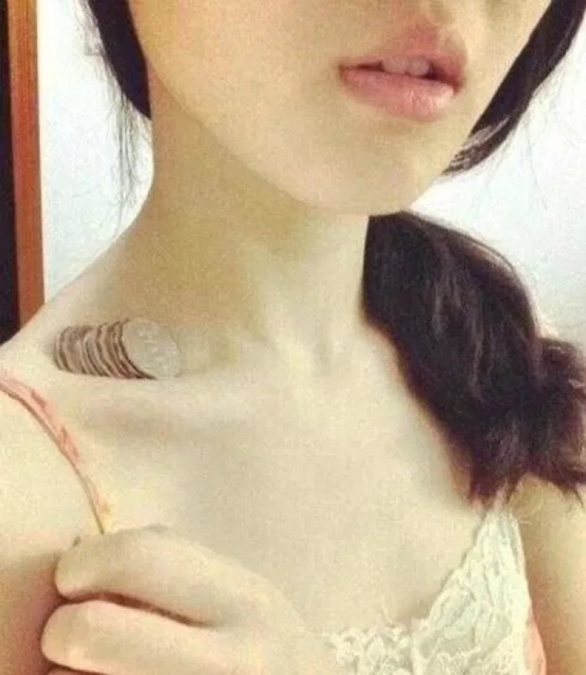 A new craze in social networks: girls put lipstick on their collarbones to emphasize their thinness