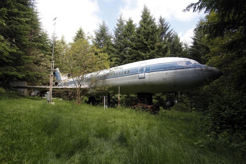 A pensioner built himself a house in the middle of the forest from a Boeing 727 plane