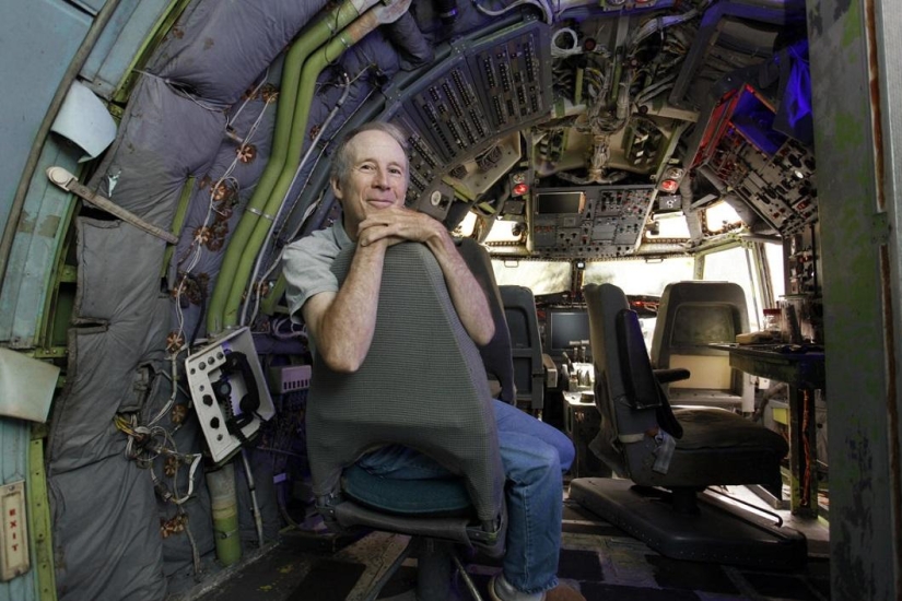 A pensioner built himself a house in the middle of the forest from a Boeing 727 plane