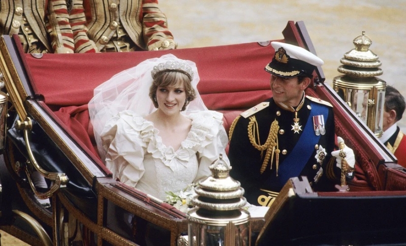 A piece of cake from the wedding of Princess Diana and Prince Charles has been sold at auction