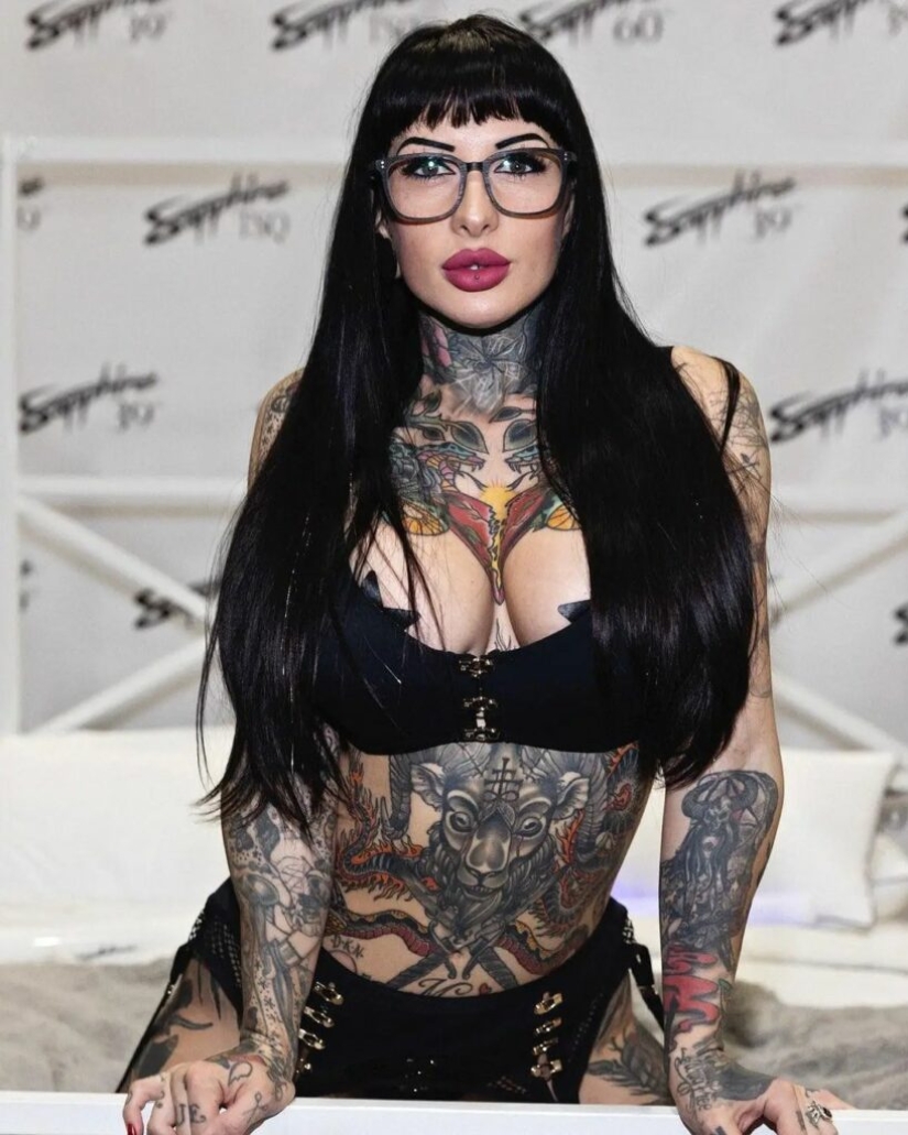 A porn star wants to remove a tattoo from her chest that prevents her from getting good roles