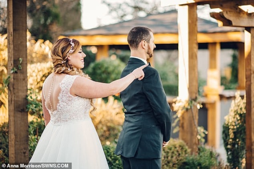 A recipe for a successful wedding: a bearded "bride" sneaked up on the groom