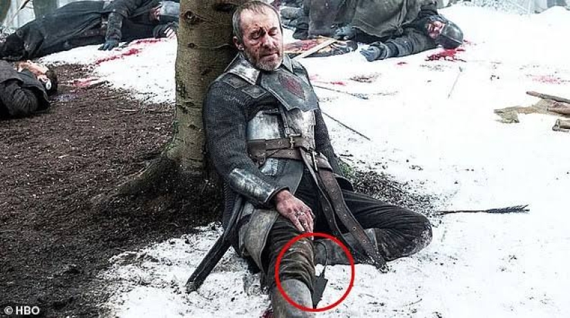 A rubber sword and a peasant in jeans: more and more movie clips are being found in Game of Thrones