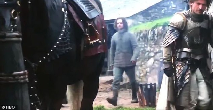 A rubber sword and a peasant in jeans: more and more movie clips are being found in Game of Thrones