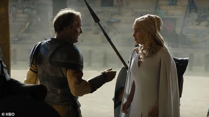 A rubber sword and a peasant in jeans: more and more movie clips are being found in Game of Thrones
