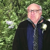 A schoolgirl came to the prom with a cardboard Danny Devito, the actor appreciated and sent a response.