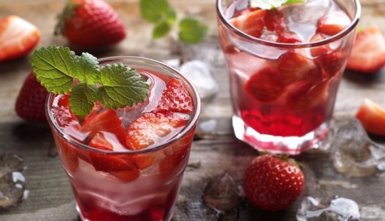 A simple recipe for homemade strawberry lemonade A simple recipe for homemade strawberry lemonade