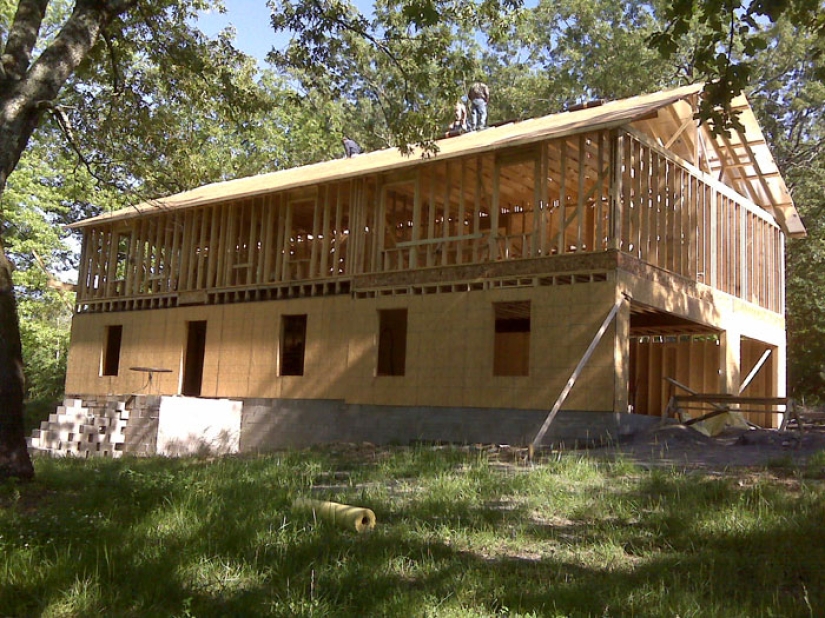 A single mother built a house with her children, following video instructions on YouTube