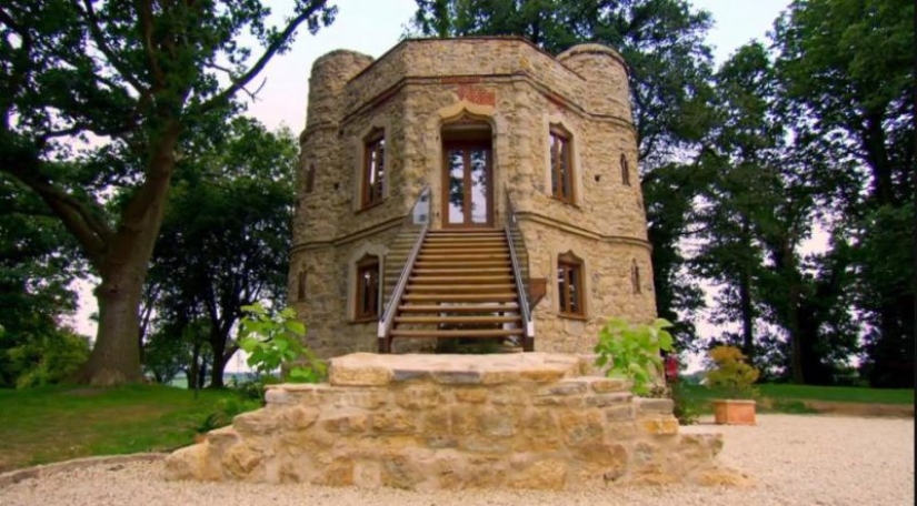 A small castle for a lot of money: a British couple sells a restored mansion for a million dollars