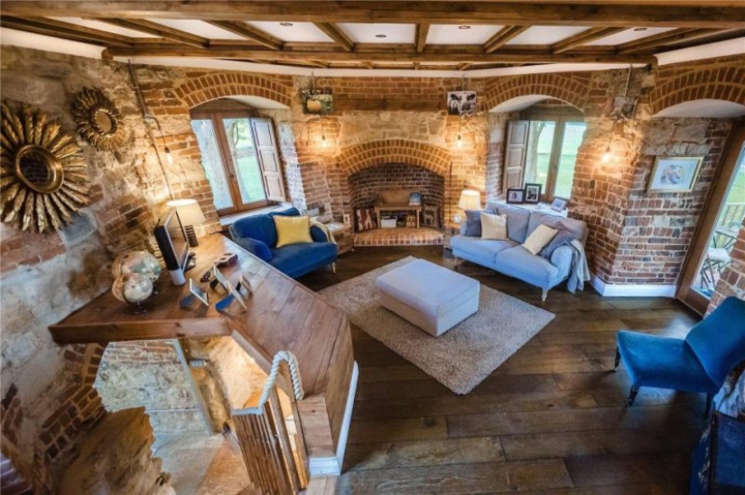 A small castle for a lot of money: a British couple sells a restored mansion for a million dollars