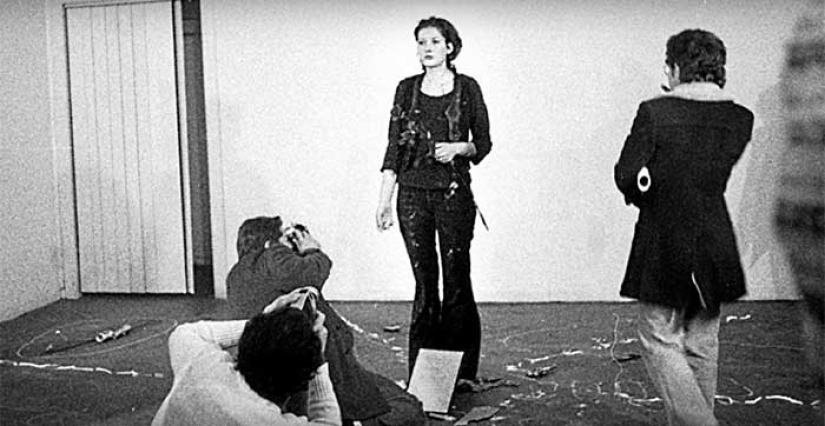 A terrible experiment: the artist stood at attention for 6 hours and allowed the audience to do anything with her