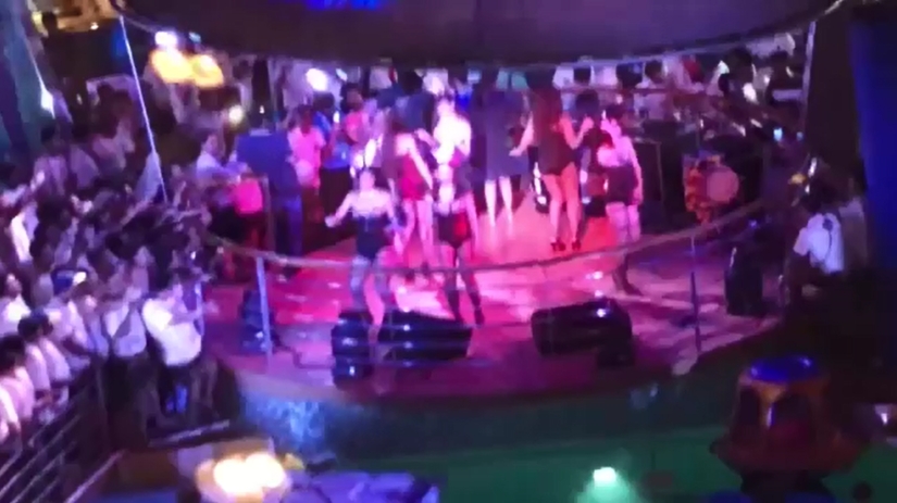 A thousand dancing Indians ruined a cruise for vacationers